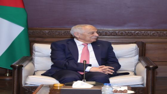 العيسوي ينقل تمنيات الملك وولي العهد بالشفاء لوزير الصحة الاسبق أبو جنيب الفايز